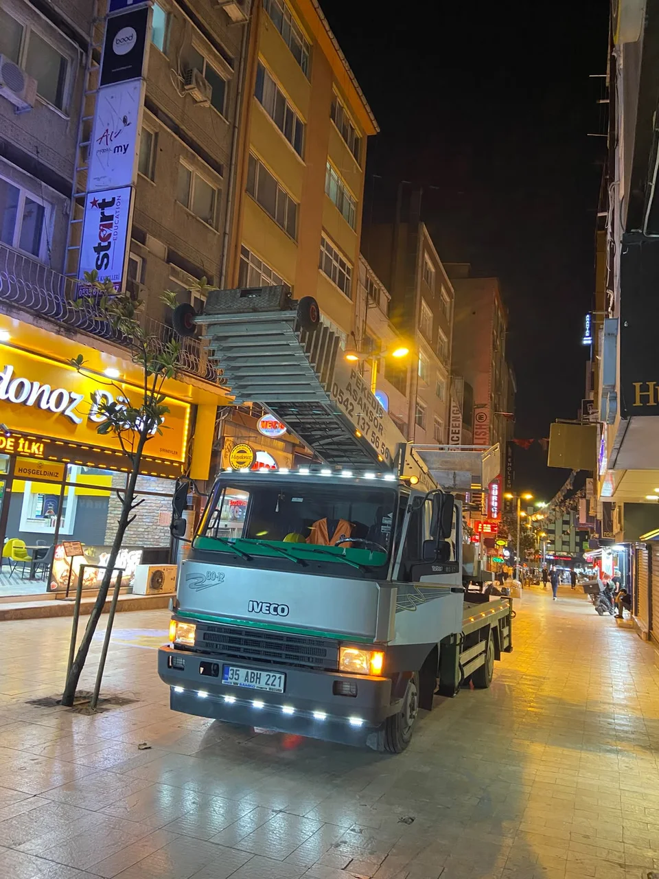 PEKEDİS ASANSÖR dış cephe eşya asansörüyle taşıma çalışması