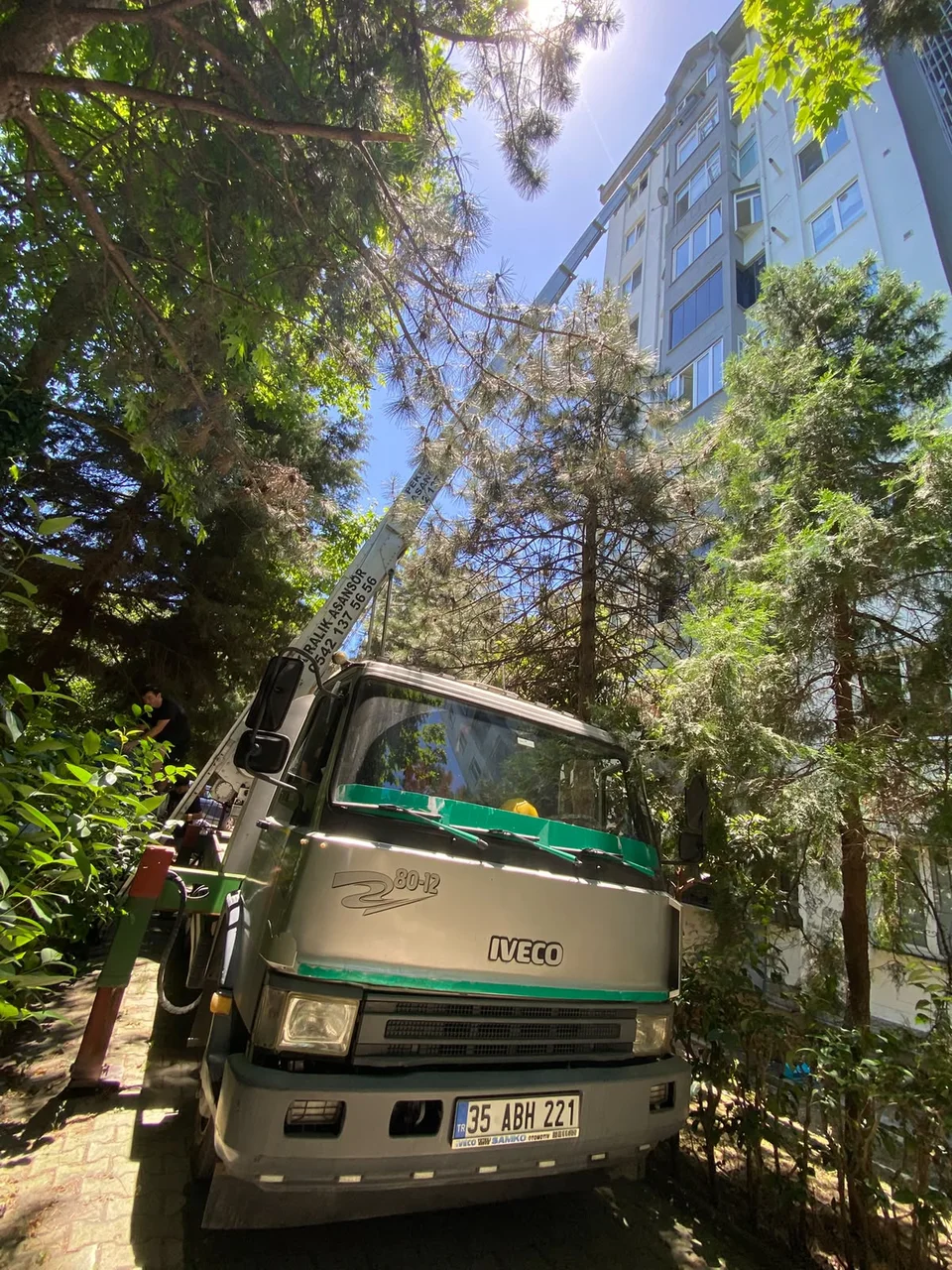 Mobilyaların dış cephe eşya asansörüyle taşınması
