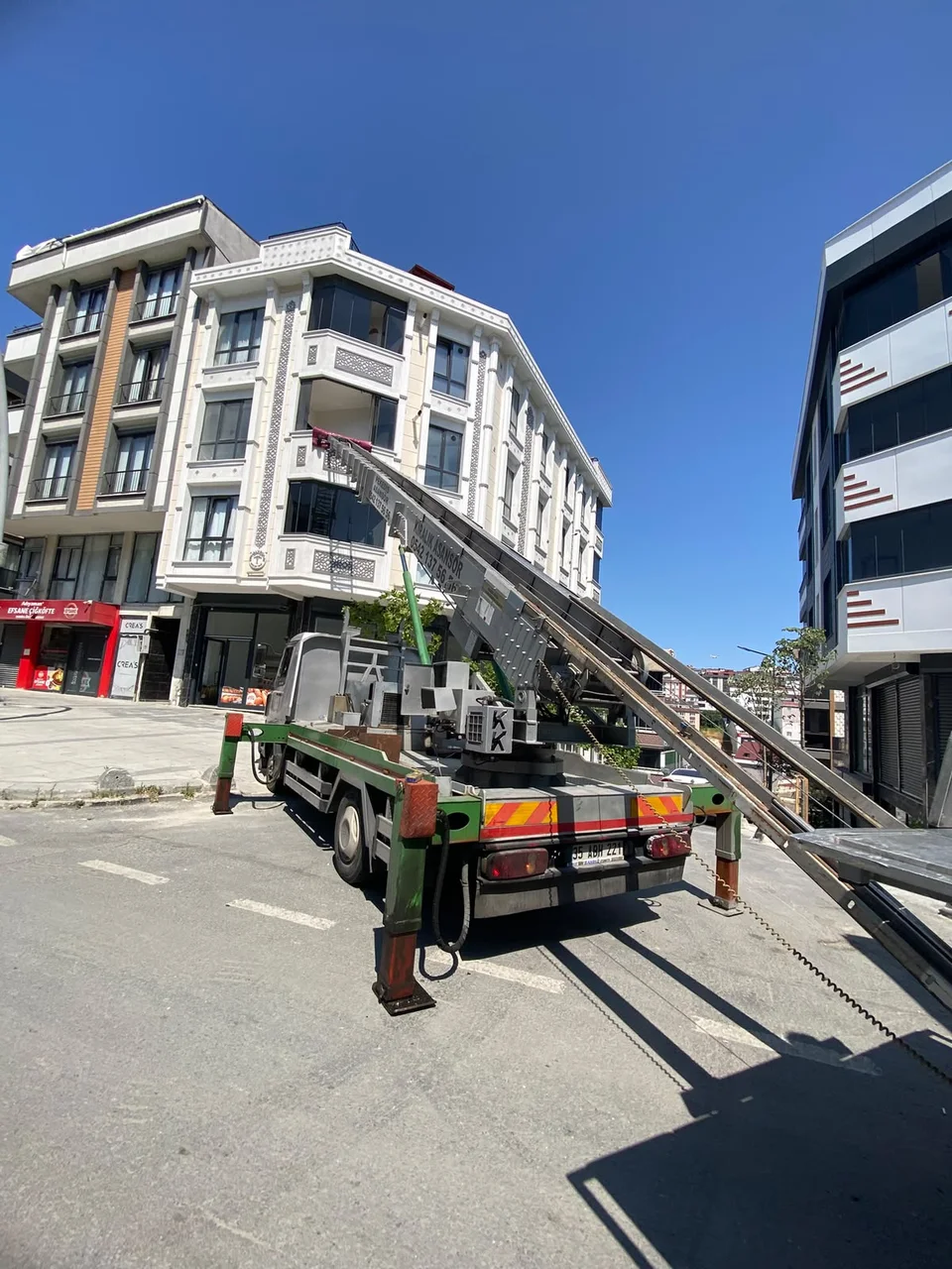 Asansörlü eşya taşıma ekipmanı ve çalışma alanı